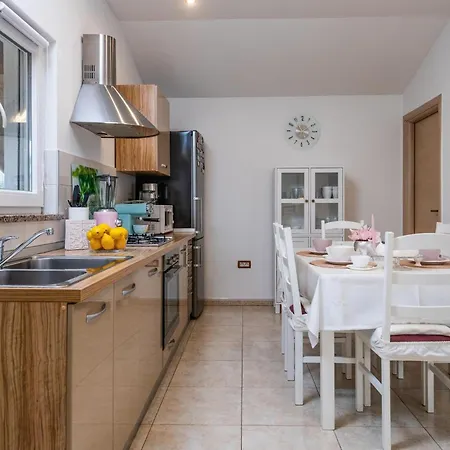 1 Bedroom Cozy In * Marčana